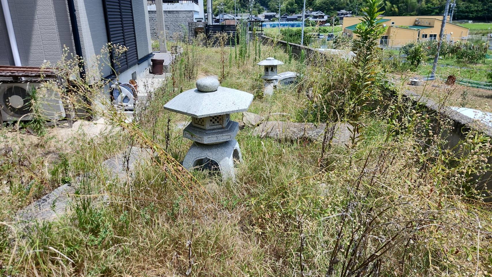 倉敷市宮前の30坪の庭で庭石や灯籠まわりを除草した事例