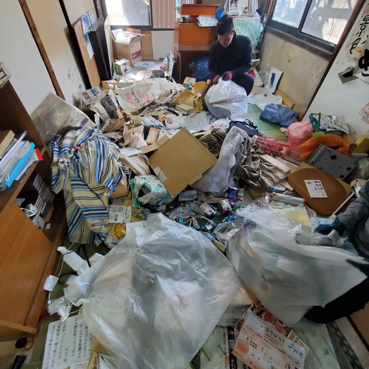 解体前の実家に家財が残っている室内