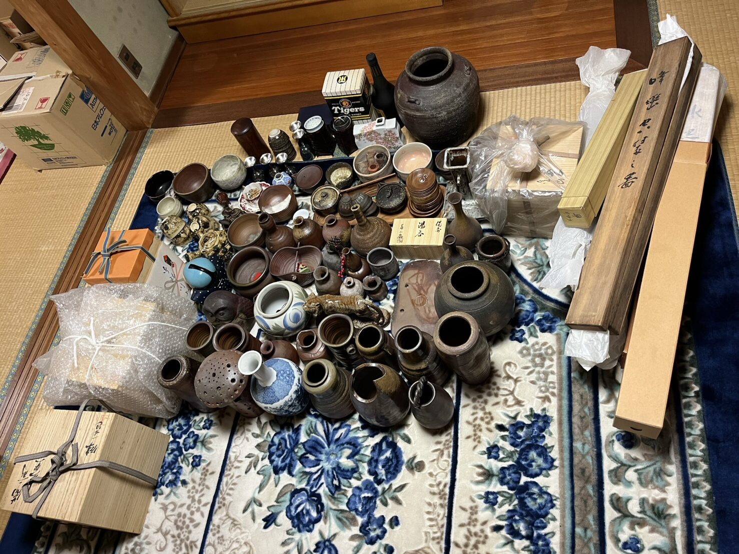 買取できる家具や骨董品や工具を確認している様子