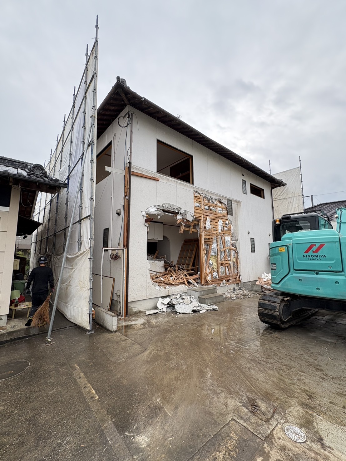 解体前の木造2階建て家屋の外観