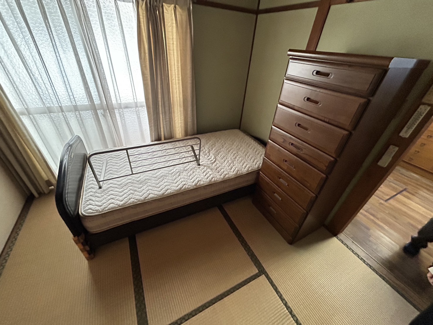 実家に残ったタンスや大型家具の整理イメージ