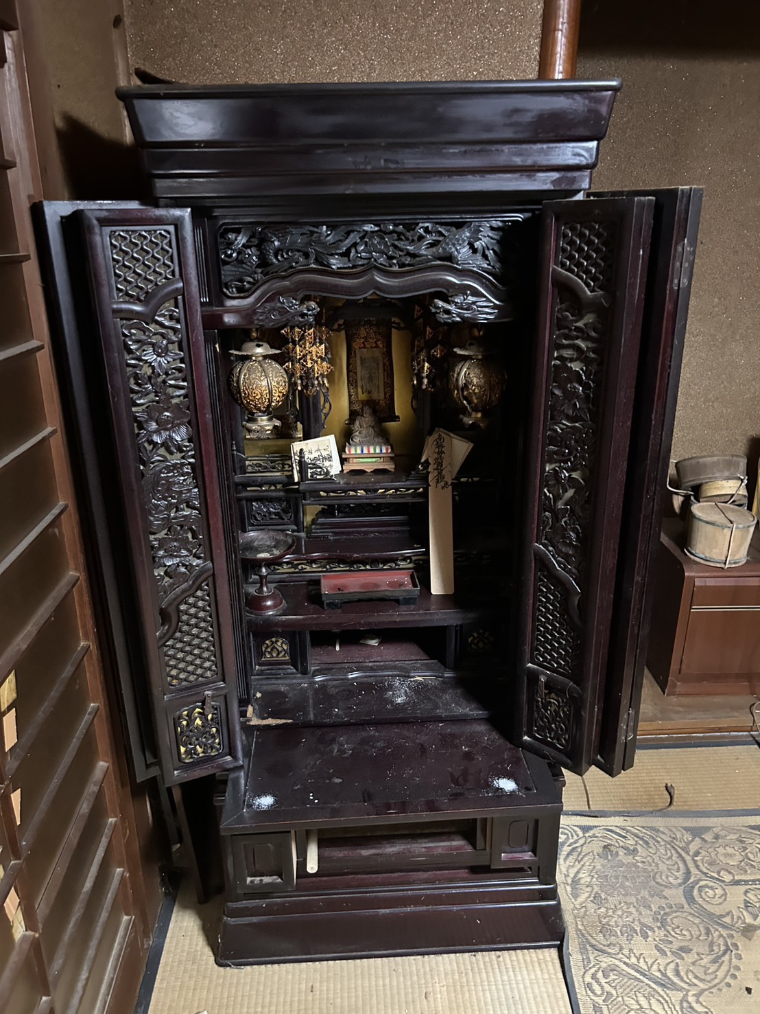 仏壇や遺品や書類を確認している様子