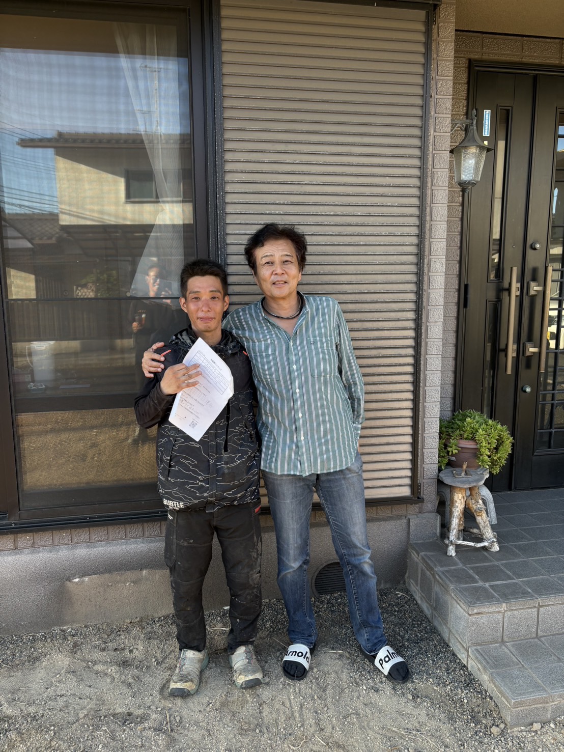 草刈り作業完了後にお客様とスタッフが撮影した写真
