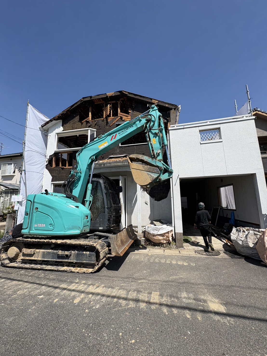 岡山の空き家解体工事の現場確認をしている様子