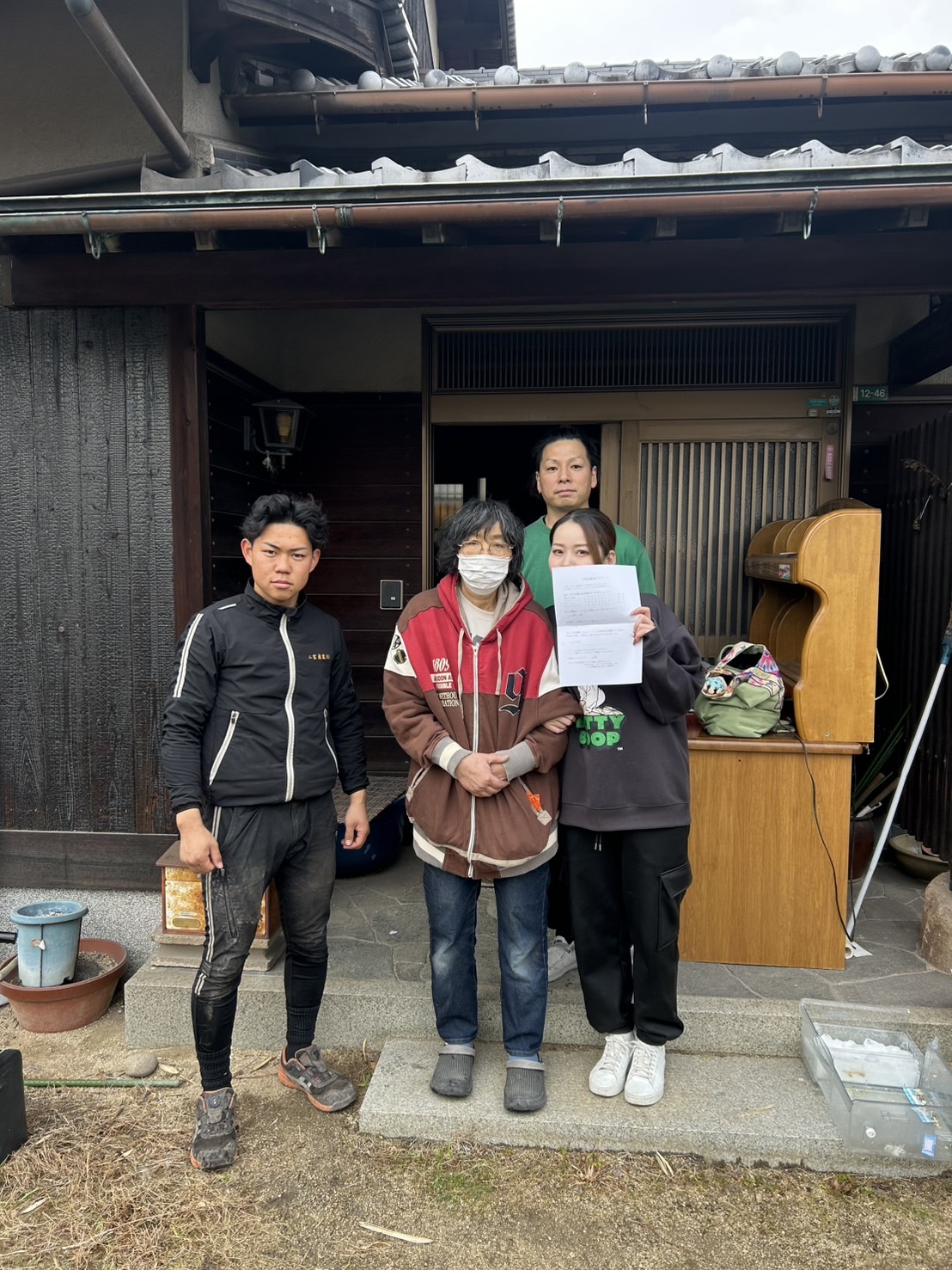 倉敷市で庭石・灯籠・植木の撤去後にお客様と確認した写真
