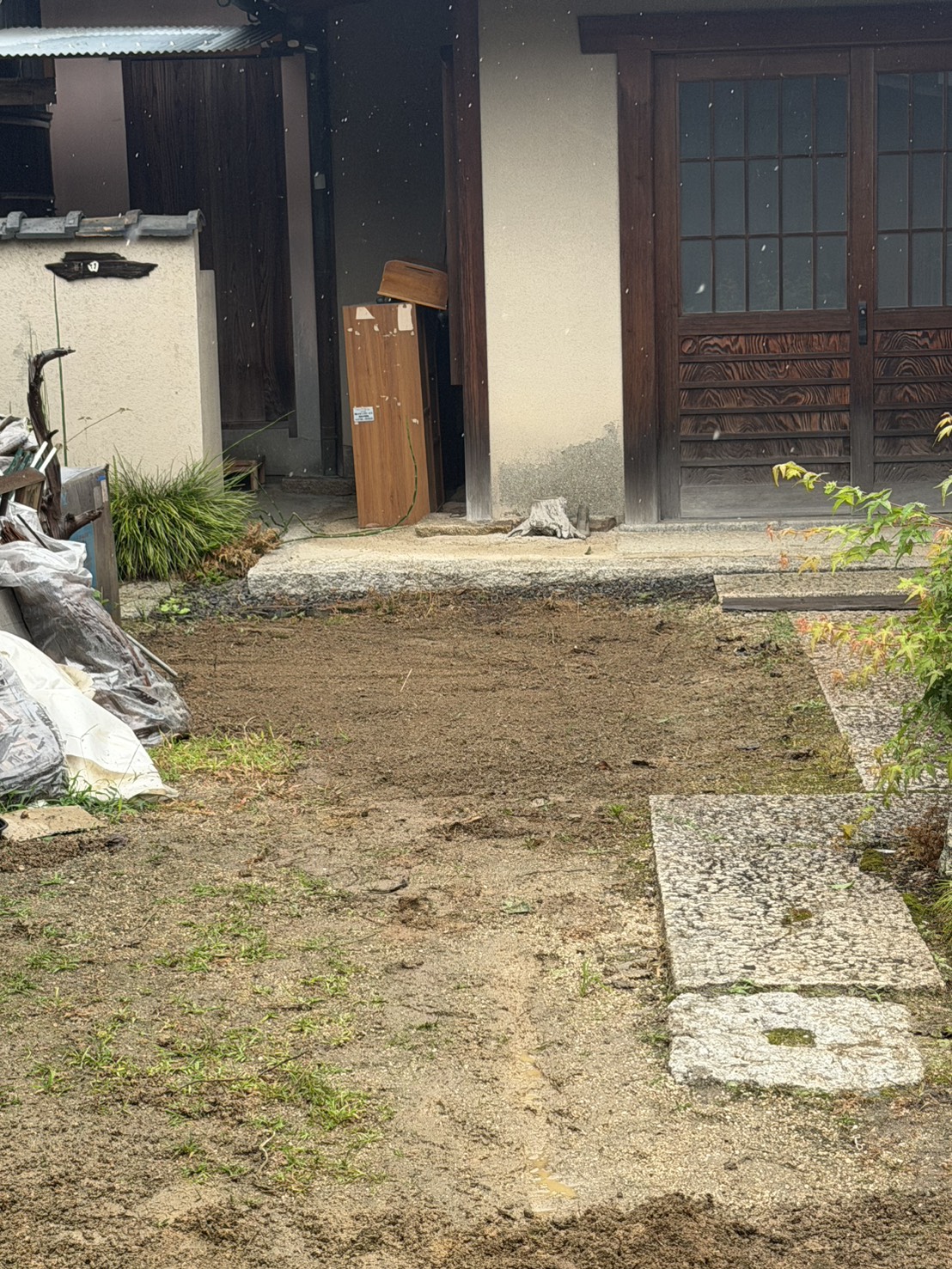 110000円税込で庭石・灯籠・植木を撤去し整地した倉敷市の庭