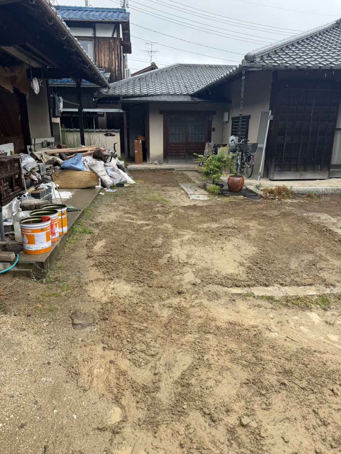 庭石・灯籠・植木を撤去した後の庭