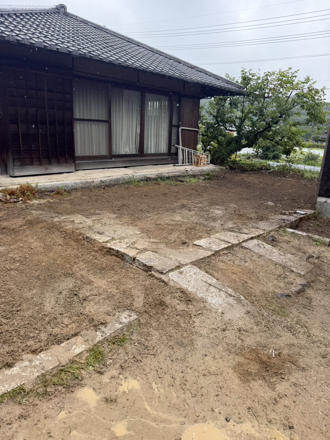 庭石・灯籠・植木を撤去して整地した庭のアフター写真