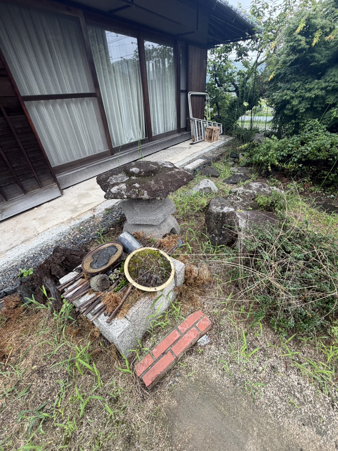 自分では動かしにくい灯籠と庭石の撤去前写真