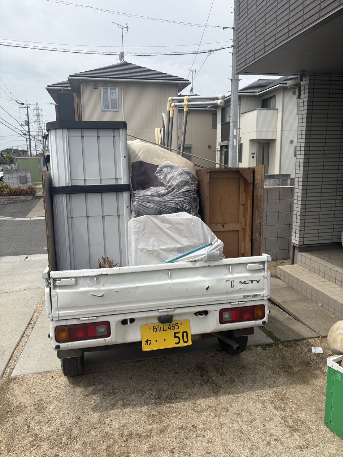 軽トラックに家具を積載した実際の家具処分量の目安