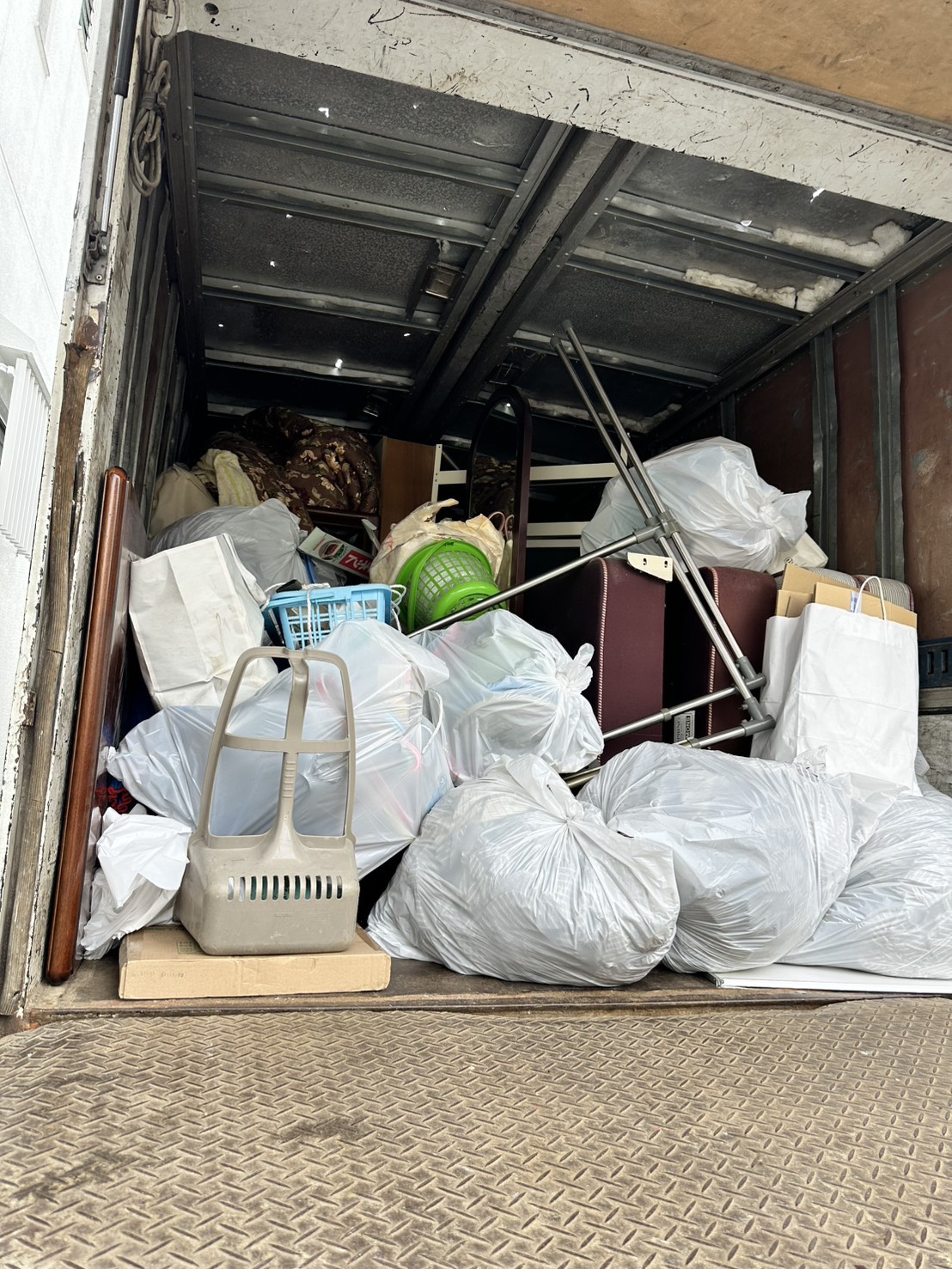 岡山市中区四御神の実家整理で搬出した家財や生活用品をトラックに積み込んだ様子