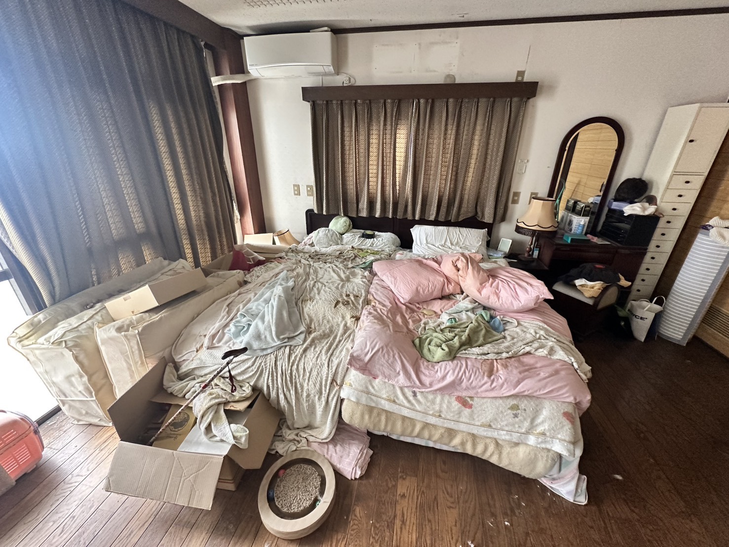 岡山市中区四御神の実家整理で寝室にベッドや寝具、生活用品が残っている様子