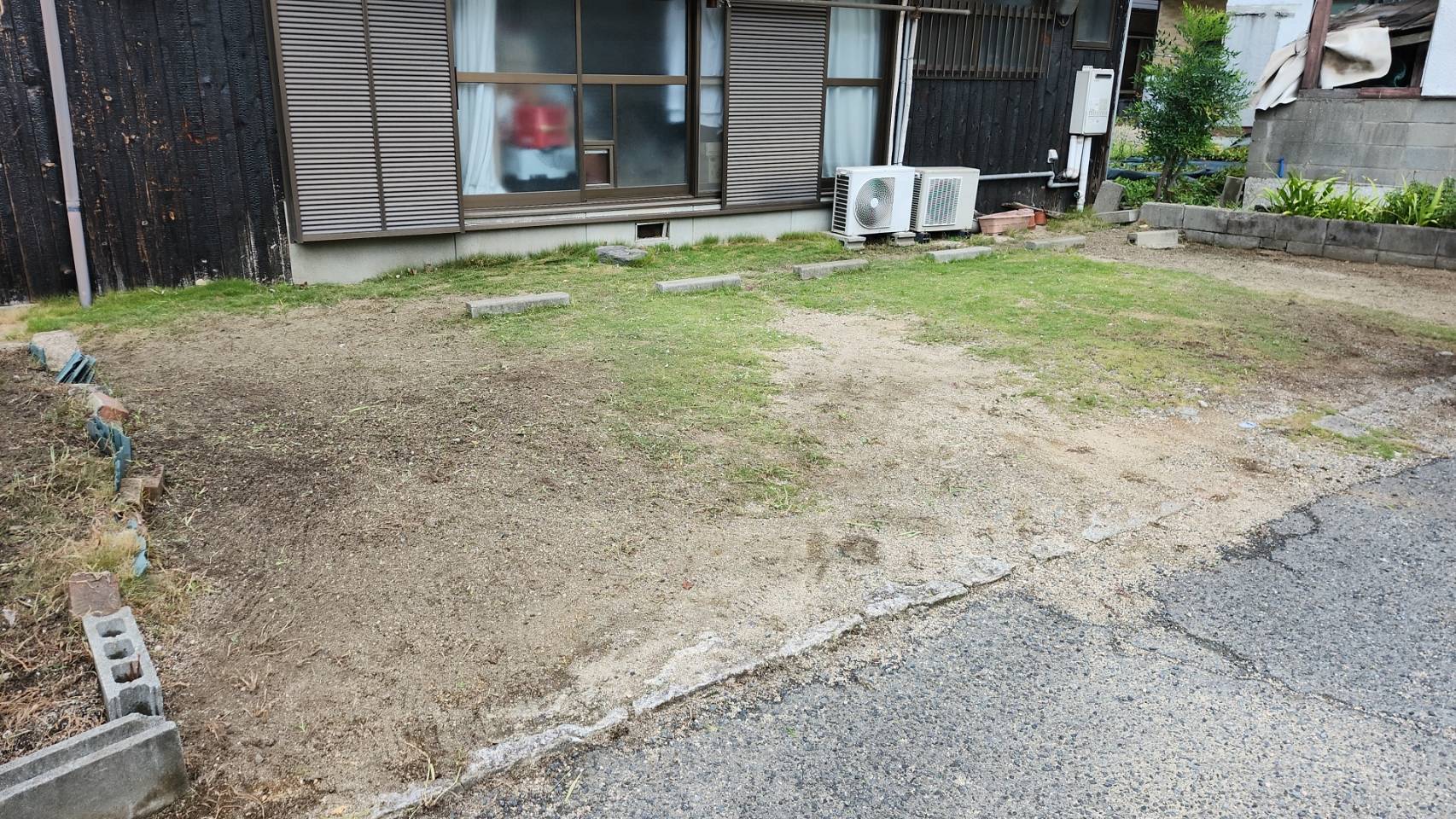 住宅の庭を草刈りし刈草を回収処分した作業後の状態