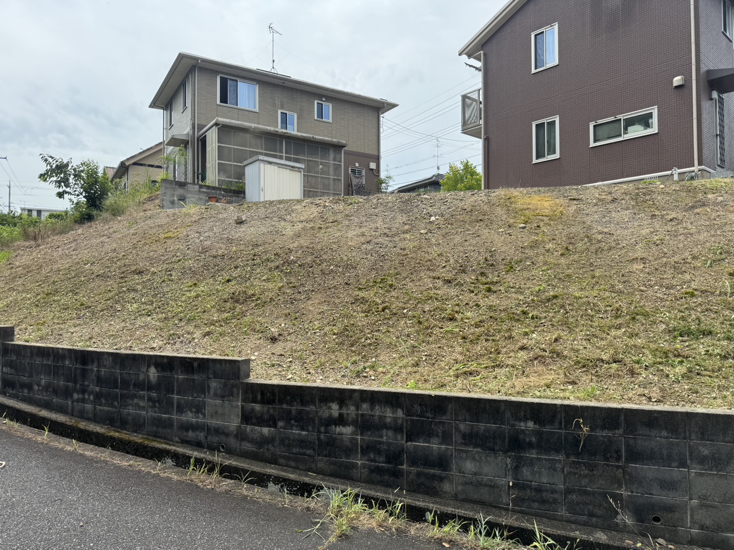 赤磐市の約140㎡の傾斜地を草刈りし地面が見える状態になった作業後の様子