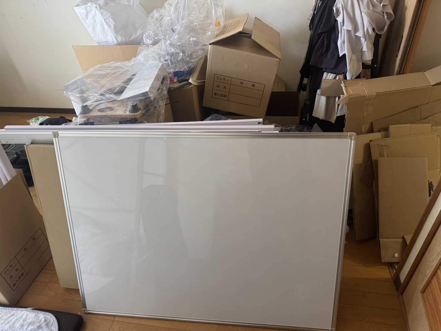 倉敷市茶屋町の引越し前の部屋にパネルや段ボールなどの不用品が残っている様子