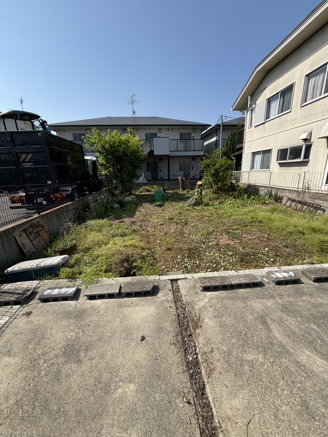 玉野市田井の売却予定地に雑草が伸びている作業前の状態