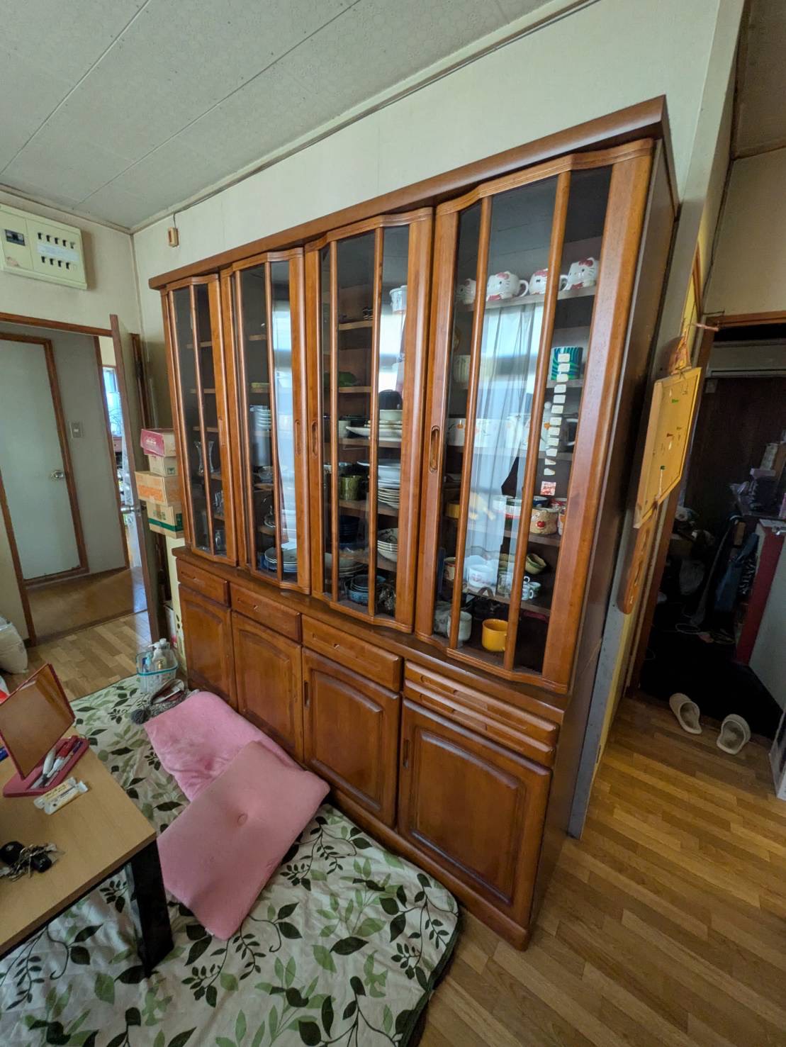 岡山市北区で買取査定した食器棚の搬出前写真
