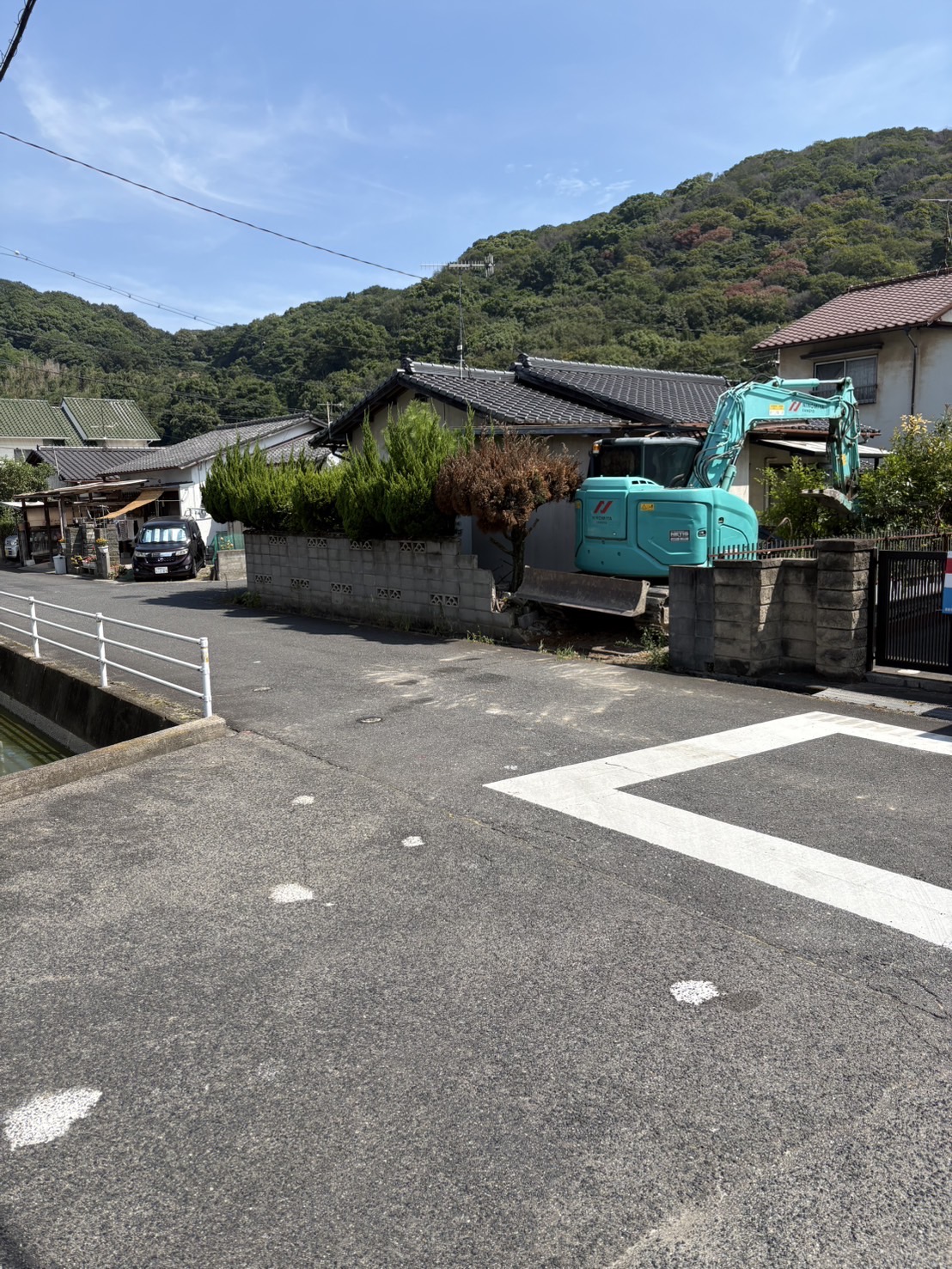 岡山市東区赤田の狭い道路から解体用重機を搬入した様子