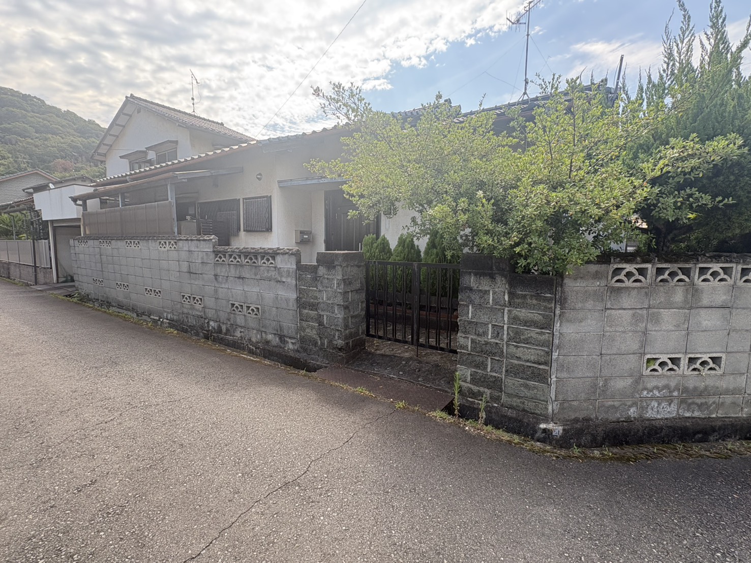 岡山市東区赤田の実家と前面道路の解体前写真