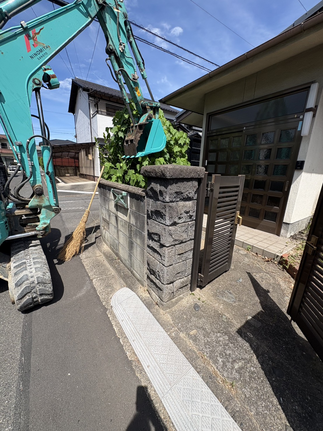 倉敷市中島で重機を使ってブロック塀撤去を始める様子