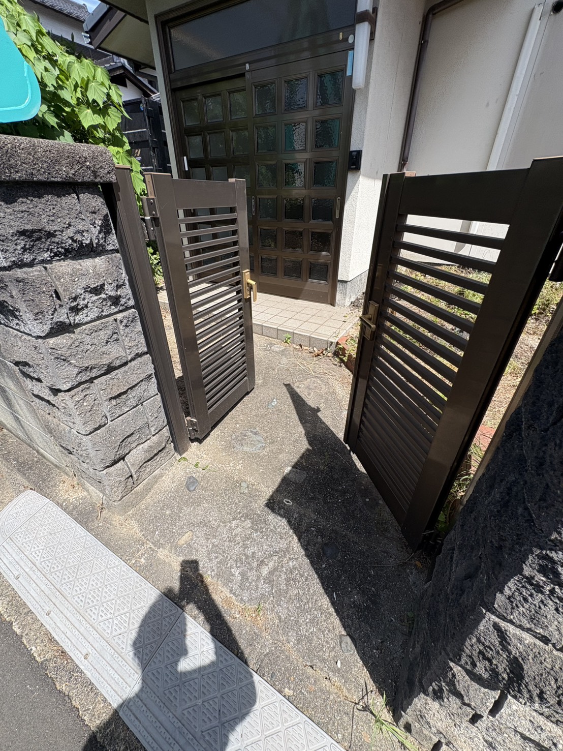 倉敷市中島 植栽とブロック塀がある施工前の庭