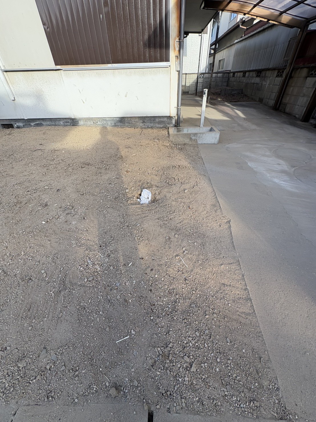 倉敷市中島 ブロック塀と植栽撤去後の建物横