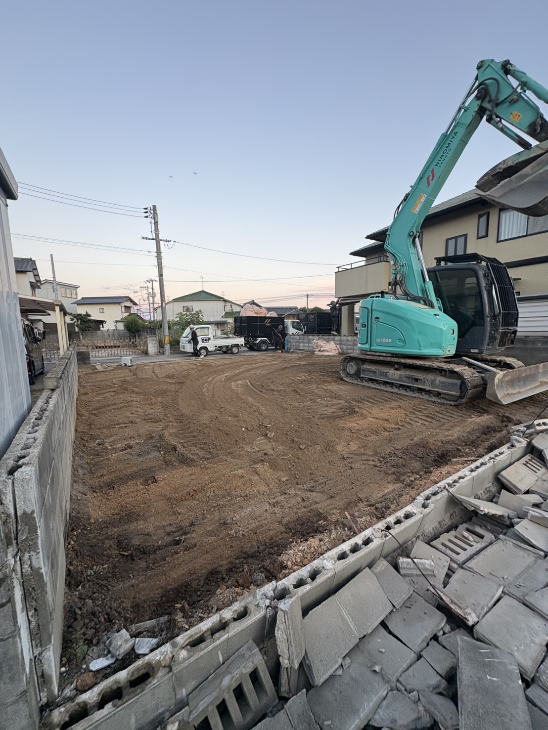 建物と外構の撤去後に重機で敷地全体を整地している様子