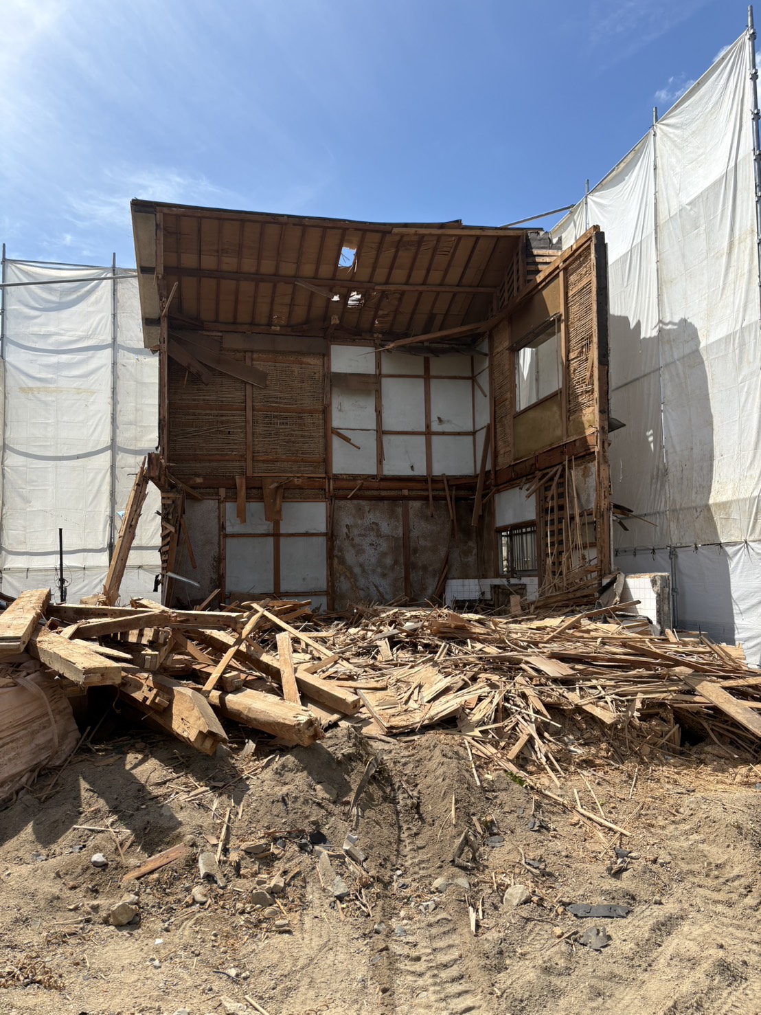 木造2階建て住宅の構造部分を解体している途中の様子