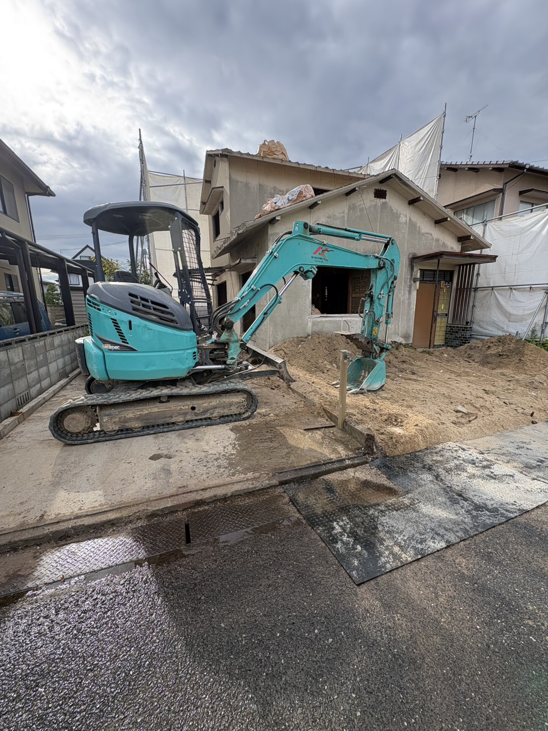 岡山市南区福田の解体現場で養生を設置し重機を搬入した状態