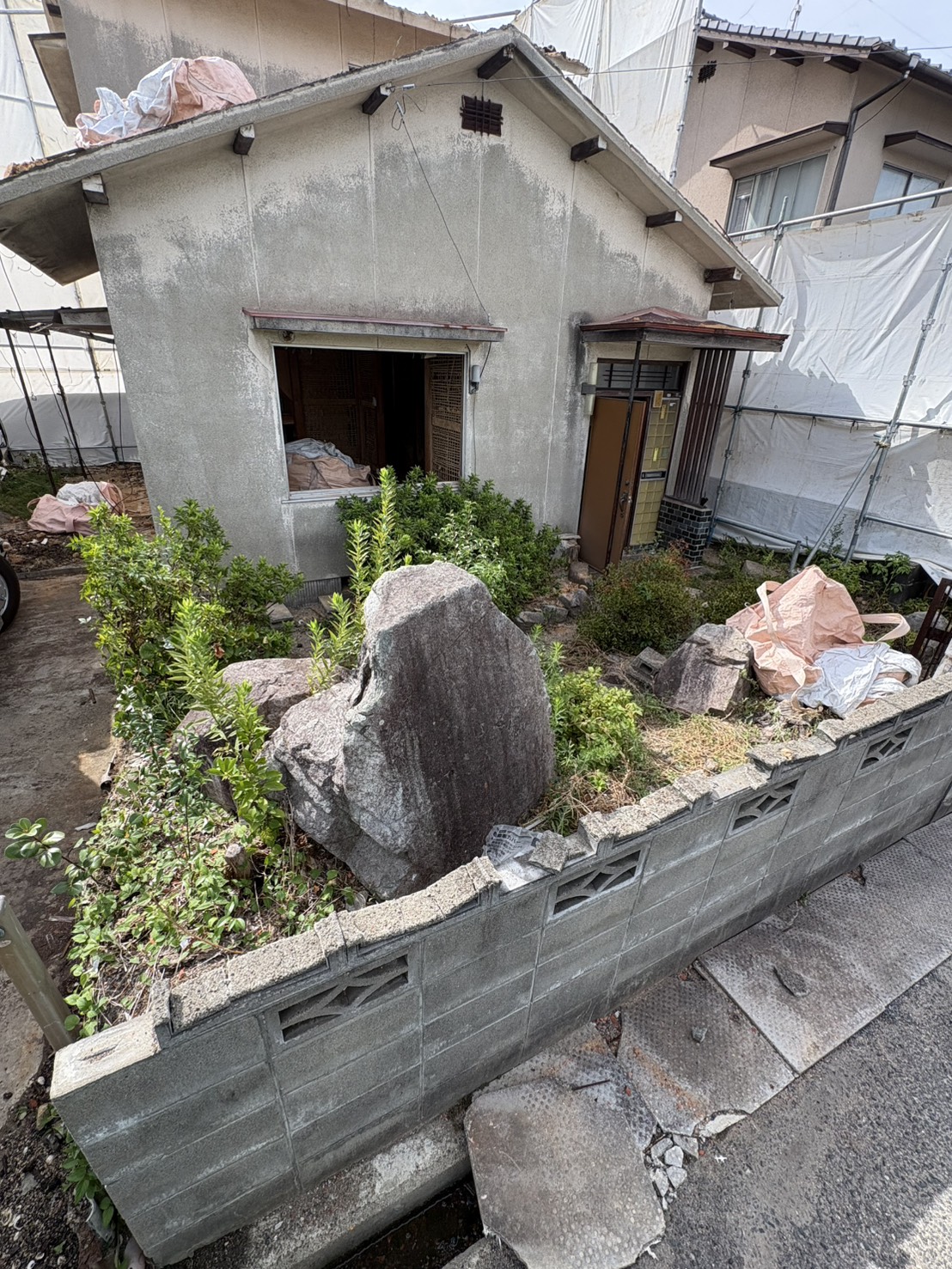 解体前の敷地に残っていた大型の庭石