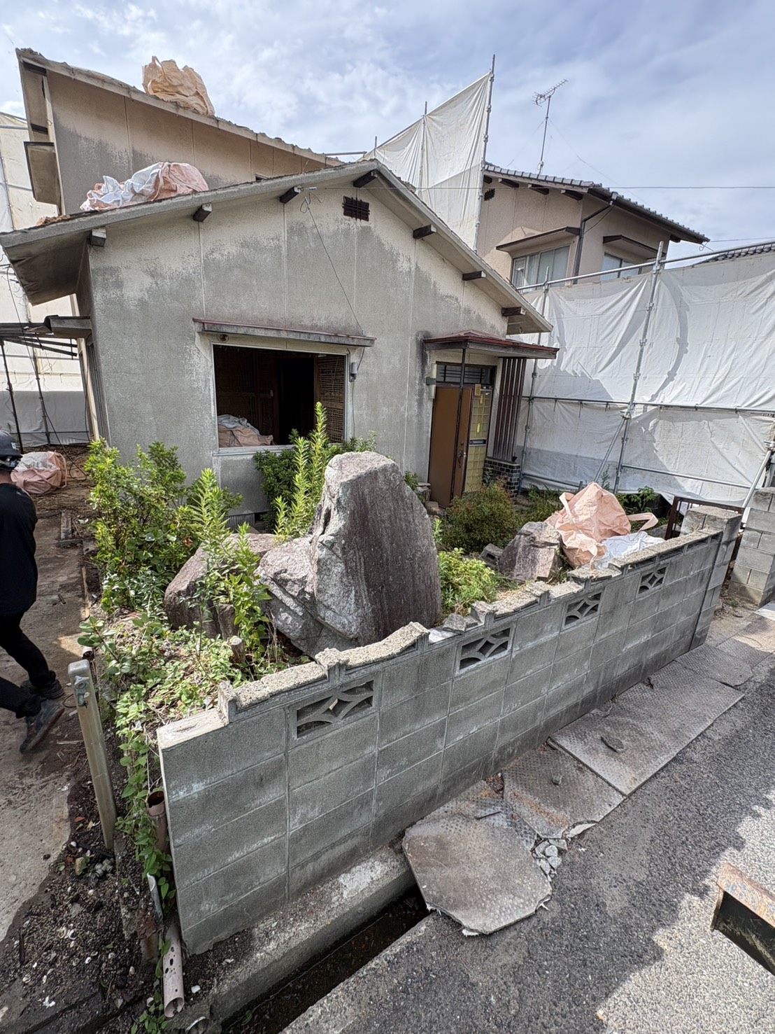 岡山市南区福田の解体前。木造住宅、庭石、植栽、ブロック塀が残っている状態