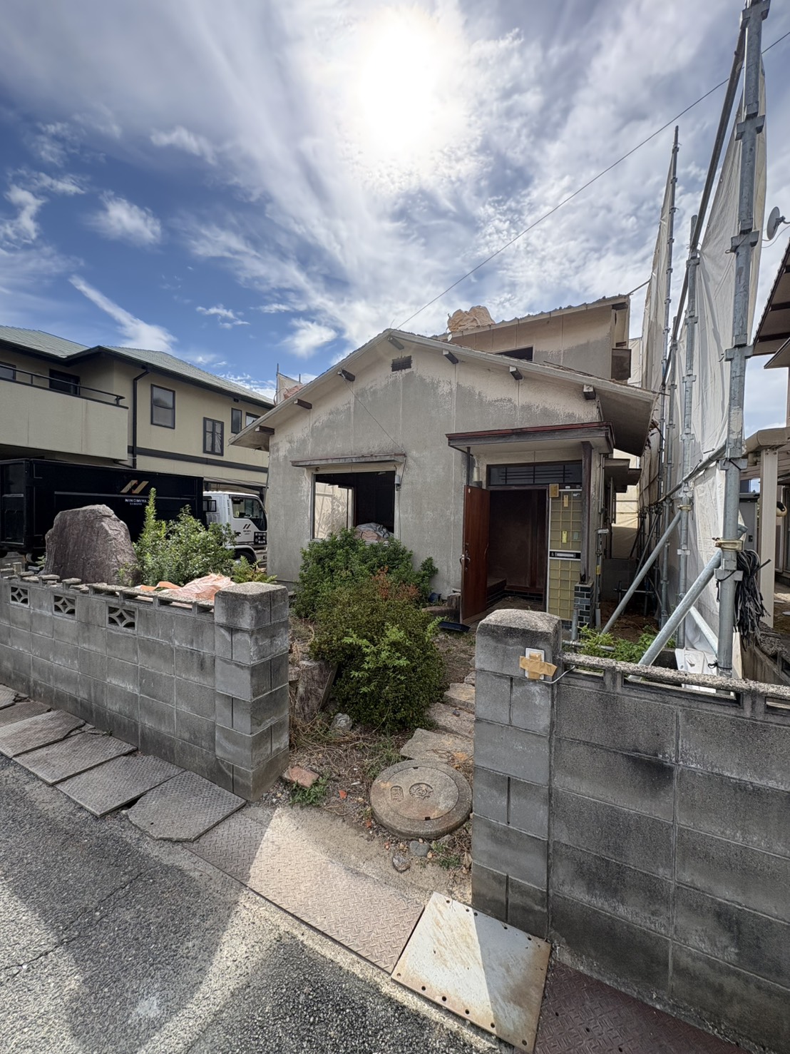 岡山市南区福田の木造2階建て住宅の解体前。建物、庭、ブロック塀が残っている状態