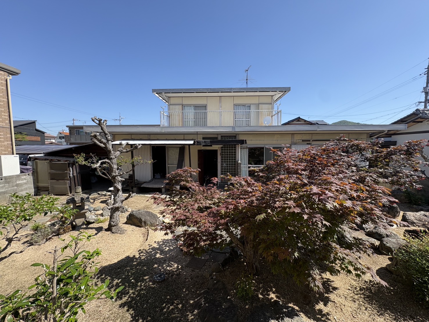総社市清音で解体する前の木造住宅と庭石や庭木