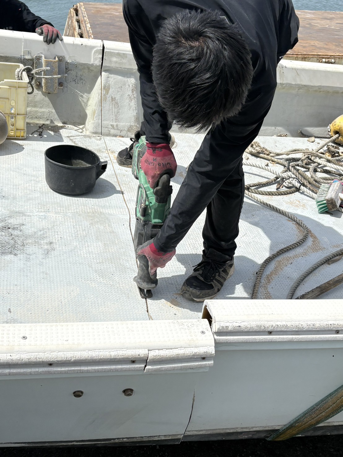 陸揚げした船体を現場で切断している作業