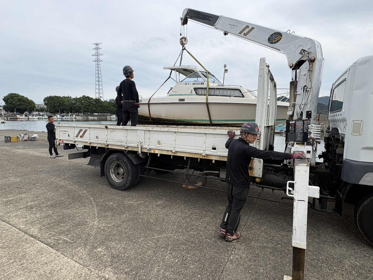 4tユニック車の荷台へ積み込まれた19フィートのプレジャーボート