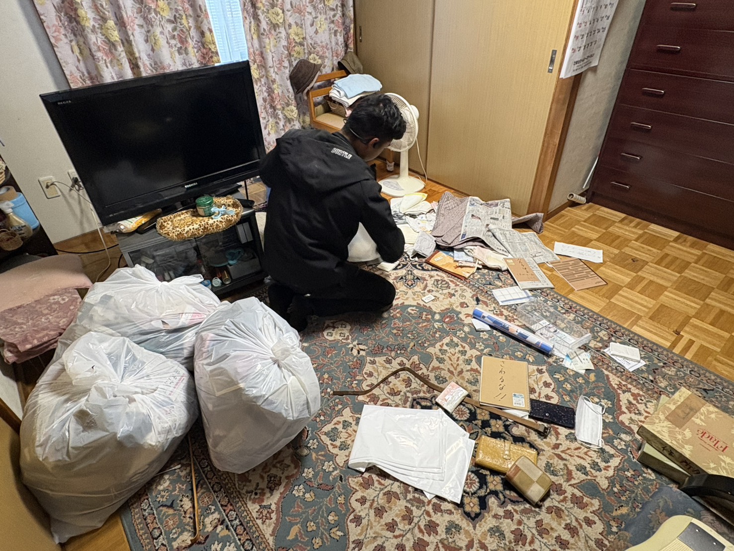 岡山市南区の市営団地で、スタッフが家財を確認しながら仕分けている様子